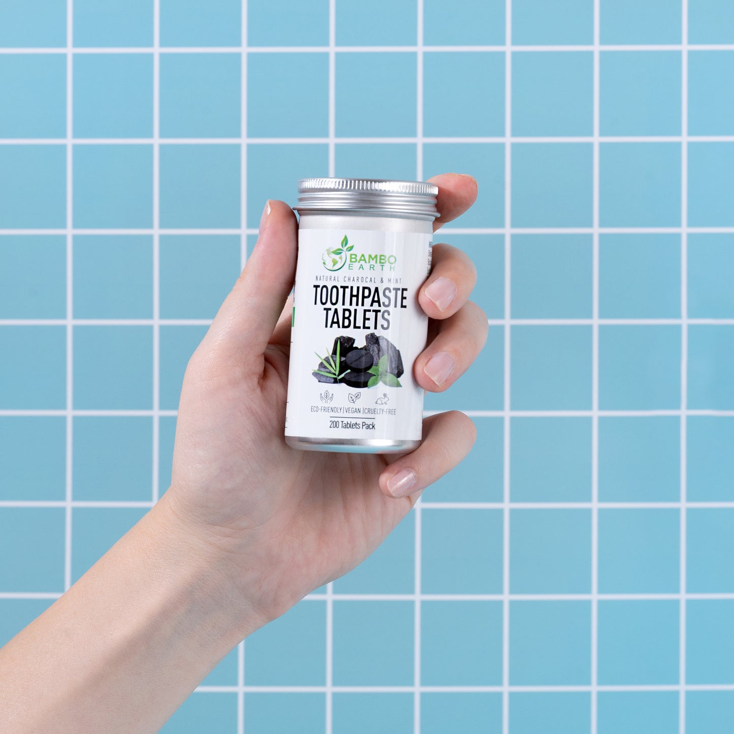 Паста за зъби на таблетки за избелване с въглен и мента